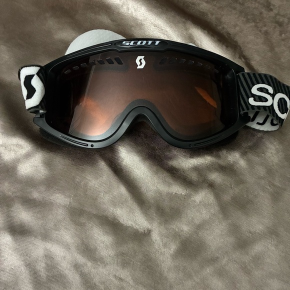 Scott Goggles with Black and White Strap with Carrying Pouch - Picture 3 of 6